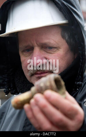 Bomb Disposal expert Oltmann Harms presenta un fusibile di cinque centner bomba di Cloppenburg, Germania, 16 dicembre 2011. In precedenza, la bomba è stata disinnescata vicino alla città e portato via per lo smaltimento. Foto: Friso Gentsch Foto Stock