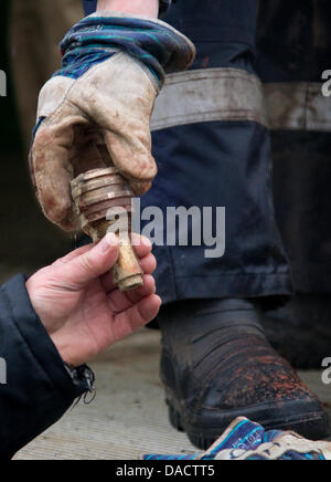 Bomb Disposal expert Oltmann Harms presenta un fusibile di cinque centner bomba di Cloppenburg, Germania, 16 dicembre 2011. In precedenza, la bomba è stata disinnescata vicino alla città e portato via per lo smaltimento. Foto: Friso Gentsch Foto Stock