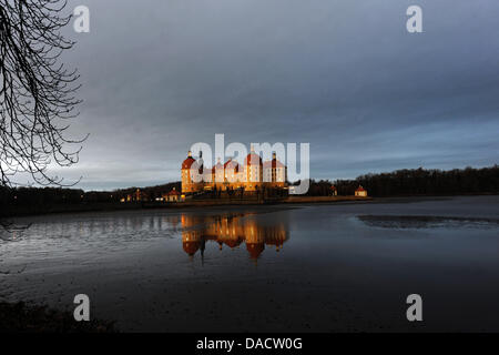 Pioggia nuvole passare attraverso il cielo al di sopra di Moritzburg, Germania, 16 dicembre 2011. Tempesta davanti Joachim è che incidono sulla vita quotidiana in Sassonia annullando la comparsa di Babbo Natale. Foto: MATTHIAS HIEKEL Foto Stock