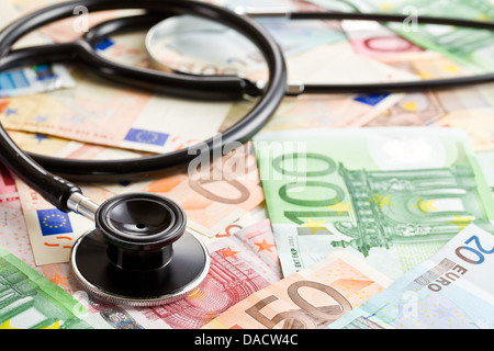 Lo stetoscopio e le banconote in euro Foto Stock