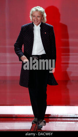 Host Thomas Gottschalk gesti durante il "Ein Herz fuer Kinder' (un cuore per i bambini) TV carità telethon in Berlino, Dicembre 17, 2011. Foto: Tobias Schwarz dpa +++(c) dpa - Bildfunk+++ Foto Stock