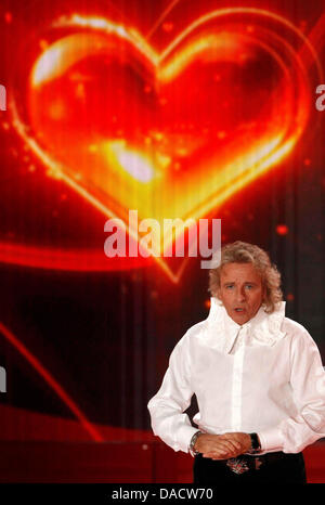 Host Thomas Gottschalk gesti durante il "Ein Herz fuer Kinder' (un cuore per i bambini) TV carità telethon in Berlino, Dicembre 17, 2011. Foto: Tobias Schwarz dpa +++(c) dpa - Bildfunk+++ Foto Stock