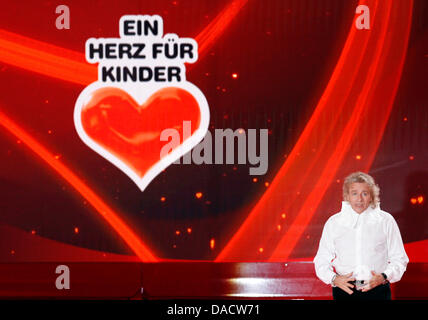 Host Thomas Gottschalk gesti durante il "Ein Herz fuer Kinder' (un cuore per i bambini) TV carità telethon in Berlino, Dicembre 17, 2011. Foto: Tobias Schwarz dpa +++(c) dpa - Bildfunk+++ Foto Stock