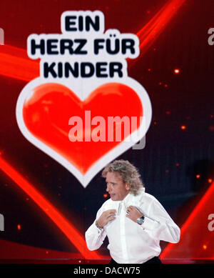 Host Thomas Gottschalk gesti durante il "Ein Herz fuer Kinder' (un cuore per i bambini) TV carità telethon in Berlino, Dicembre 17, 2011. Foto: Tobias Schwarz dpa +++(c) dpa - Bildfunk+++ Foto Stock