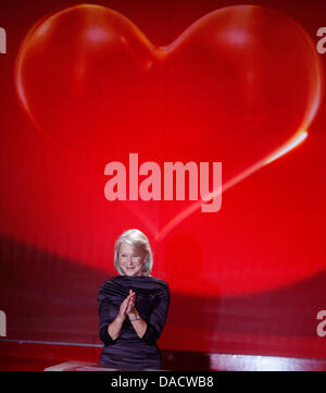 Attrice britannica Dame Helen Mirren fa un discorso durante la "Ein Herz fuer Kinder' (un cuore per i bambini) TV carità telethon in Berlino, Dicembre 17, 2011. Foto: Tobias Schwarz dpa +++(c) dpa - Bildfunk+++ Foto Stock