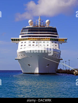 Il Celebrity Silhouette, la quarta di cinque Solstice-class navi da crociera azionato da Celebrity Cruises, filiale di Royal Caribbean Cruises Ltd, è ancorata in St. Croix, Isole Vergini degli Stati Uniti su Sabato, 17 dicembre 2011. La Silhouette è stata lanciata nel luglio 2011. La nave è 1.035 piedi (315 m) lungo e può trasportare 2.885 passeggeri. Foto: Ron Sachs Foto Stock