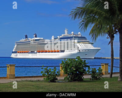 Il Celebrity Silhouette, la quarta di cinque Solstice-class navi da crociera azionato da Celebrity Cruises, filiale di Royal Caribbean Cruises Ltd, è ancorata in St. Croix, Isole Vergini degli Stati Uniti su Sabato, 17 dicembre 2011. La Silhouette è stata lanciata nel luglio 2011. La nave è 1.035 piedi (315 m) lungo e può trasportare 2.885 passeggeri. Foto: Ron Sachs Foto Stock