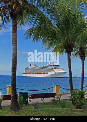 Il Celebrity Silhouette, la quarta di cinque Solstice-class navi da crociera azionato da Celebrity Cruises, filiale di Royal Caribbean Cruises Ltd, è ancorata in St. Croix, Isole Vergini degli Stati Uniti su Sabato, 17 dicembre 2011. La Silhouette è stata lanciata nel luglio 2011. La nave è 1.035 piedi (315 m) lungo e può trasportare 2.885 passeggeri. Foto: Ron Sachs Foto Stock