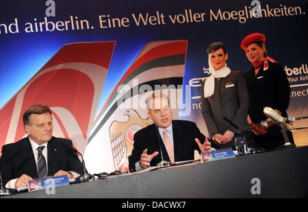 Etihad CEO James Hogan (R) e Air Berlin CEO Hartmut Mehdorn tenere una conferenza stampa a Berlino, Germania, 19 dicembre 2011. Abu Dhabi-basato Etihad Airways ha sollevato la sua partecipazione in Air Berlin per quasi il 30%. Air Berlin ha inaugurato un costo-programma di taglio dopo i recenti insuccessi in profitti e si aspetta che le sinergie di 35-40 milioni di euro dal trattare con Etihad. Foto: RAINER JEN Foto Stock