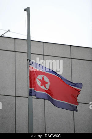 A piangere la morte del dittatore della Corea del nord Kim Jong Il, la Corea del nord batte bandiera a mezz asta alla Corea del Nord di ambasciata di Berlino, Germania, 19 dicembre 2011. Foto: RAINER JENSEN Foto Stock