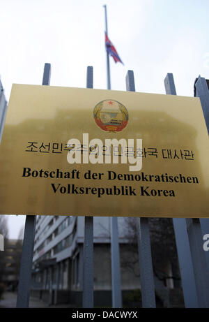 A piangere la morte del dittatore della Corea del nord Kim Jong Il, la Corea del nord batte bandiera a mezz asta alla Corea del Nord di ambasciata di Berlino, Germania, 19 dicembre 2011. Foto: RAINER JENSEN Foto Stock