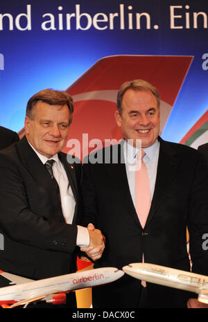 Etihad CEO James Hogan (R) e Air Berlin CEO Hartmut Mehdorn tenere una conferenza stampa a Berlino, Germania, 19 dicembre 2011. Abu Dhabi-basato Etihad Airways ha sollevato la sua partecipazione in Air Berlin per quasi il 30%. Air Berlin ha inaugurato un costo-programma di taglio dopo i recenti insuccessi in profitti e si aspetta che le sinergie di 35-40 milioni di euro dal trattare con Etihad. Foto: RAINER JEN Foto Stock