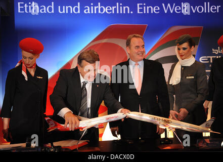 Etihad CEO James Hogan (R) e Air Berlin CEO Hartmut Mehdorn tenere una conferenza stampa a Berlino, Germania, 19 dicembre 2011. Abu Dhabi-basato Etihad Airways ha sollevato la sua partecipazione in Air Berlin per quasi il 30%. Air Berlin ha inaugurato un costo-programma di taglio dopo i recenti insuccessi in profitti e si aspetta che le sinergie di 35-40 milioni di euro dal trattare con Etihad. Foto: RAINER JEN Foto Stock