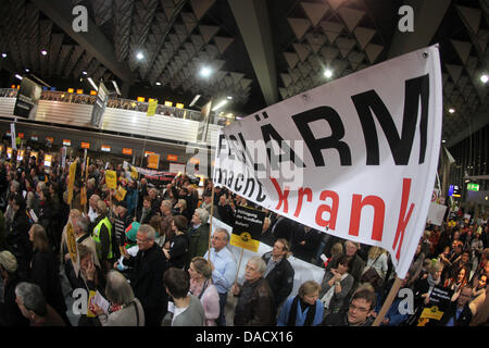 Persone di manifestare contro il rumore degli aeromobili presso l'aeroporto di Frankfurt am Main, Germania, 19 dicembre 2011. Foto: FREDRIK VON ERICHSEN Foto Stock