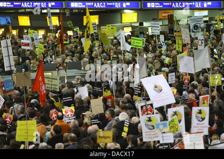 Persone di manifestare contro il rumore degli aeromobili presso l'aeroporto di Frankfurt am Main, Germania, 19 dicembre 2011. Foto: FREDRIK VON ERICHSEN Foto Stock