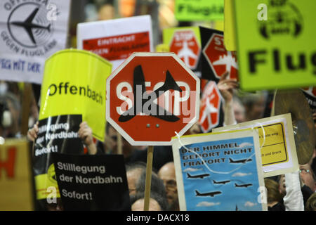 Persone di manifestare contro il rumore degli aeromobili presso l'aeroporto di Frankfurt am Main, Germania, 19 dicembre 2011. Foto: FREDRIK VON ERICHSEN Foto Stock