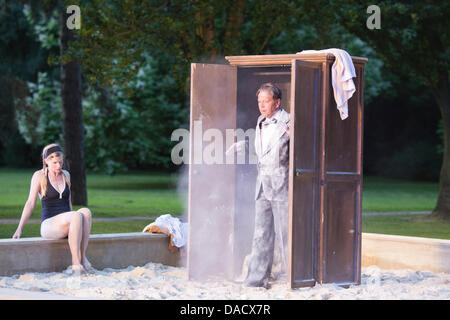 Mülheim-Ruhr, Germania. 10 Luglio, 2013. "Wer hat meine Schuhe vergraben?' con l'ensemble di Roberto Ciulli's Theater an der Ruhr durante la Weiße Nächte 2013 stagione, una serie di free open-air esibizioni presso Raffelbergpark a Mülheim an der Ruhr, Germania. Foto: bas/Alamy Live News Foto Stock