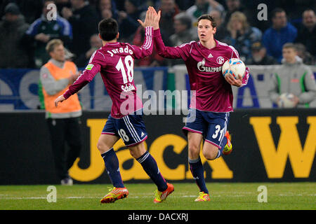 Schalke di Julian Draxler (R) celebra il suo 2-1 gol con il compagno di squadra Jurado durante la DFB Cup quarti di finale match tra Borussia Moenchengladbach e FC Schalke 04 al Borussia-Park in Moenchengladbach, Germania, 21 dicembre 2011. Foto: Marius Becker Foto Stock