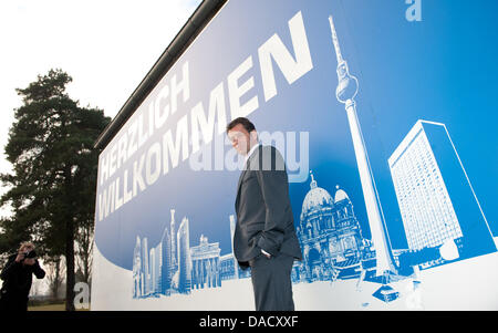 Michael Skibbe sorge dopo essere stato introdotto come nuovo allenatore della Bundesliga club di calcio Hertha BSC a Berlino, Germania, 22 dicembre 2011. Skibbe è stato firmato come allenatore fino al 2014 ed è il successore di Babbel, che è stato sospeso di recente. Foto: JOERG CARSTENSEN Foto Stock