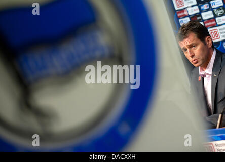 Michael Skibbe siede durante la sua introduzione come nuovo allenatore della Bundesliga club di calcio Hertha BSC a Berlino, Germania, 22 dicembre 2011. Skibbe è stato firmato come allenatore fino al 2014 ed è il successore di Babbel, che è stato sospeso di recente. Foto: JOERG CARSTENSEN Foto Stock