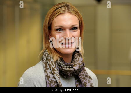 Alpine Ski racer Maria Hoefl-Riesch smilkes durante una conferenza stampa a Monaco di Baviera, Germania, 22 dicembre 2011. Riesch vorrei iniziare nella Coppa del Mondo FIS slalom parallelo in Olympiapark a Monaco di Baviera il 01 gennaio 2012. La neve verrà consegnato da luoghi come l'aeroporto di Monaco, tuttavia il caso è incerta a causa di avverse condizioni atmosferiche. Foto: TOBIAS HASE Foto Stock