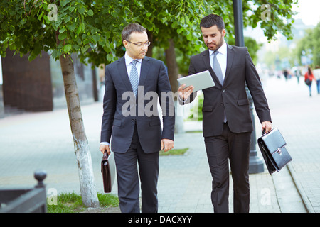 Elegante imprenditori collaborando mentre stai cercando le migliori soluzioni di business Foto Stock