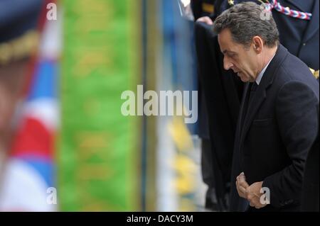 Il Presidente francese Nicolas Sarkozy arriva per il servizio funebre per l'ex Presidente della Repubblica ceca Vaclav Havel alla Cattedrale di San Vito a Praga Repubblica Ceca, 23 dicembre 2011. Havel morì il 18 dicembre 2011 di 75 anni. Foto: DAVID EBENER Foto Stock