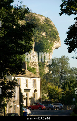 Kilnsey Crag, Wharfedale, Yorkshire Dales, nello Yorkshire, Inghilterra, Regno Unito, Europa Foto Stock