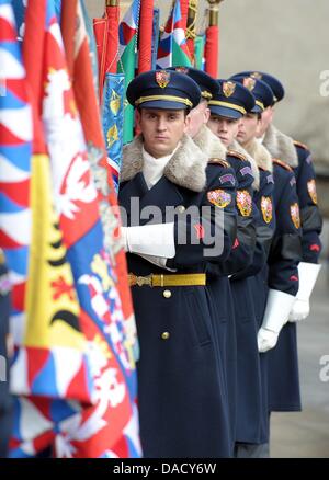 Guardsman frequentare il servizio funebre per l'ex Presidente della Repubblica ceca Vaclav Havel alla Cattedrale di San Vito a Praga Repubblica Ceca, 23 dicembre 2011. Havel morì il 18 dicembre 2011 di 75 anni. Foto: DAVID EBENER Foto Stock