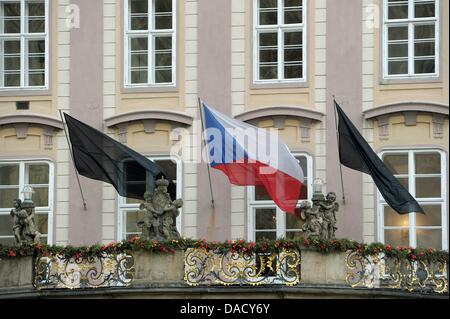 Due bandiere nere wave accanto alla bandiera Ceca durante il servizio funebre per l'ex Presidente della Repubblica ceca Vaclav Havel alla Cattedrale di San Vito a Praga Repubblica Ceca, 23 dicembre 2011. Havel morì il 18 dicembre 2011 di 75 anni. Foto: DAVID EBENER Foto Stock