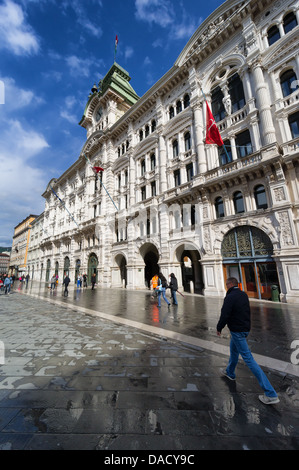 Vista sulla strada del palazzo del municipio di Trieste, Italia Foto Stock