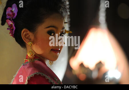 Bambini abito stravagante tradizionali costumi tailandesi durante la festa delle luci Loy Krathong a Chiang Mai, Thailandia, 10 novembre 2011. Il festival è celebrato in tutto il paese durante la luna piena del dodicesimo mese dell'anno e proviene da una tradizione indù. Foto: Jens Kalaene Foto Stock