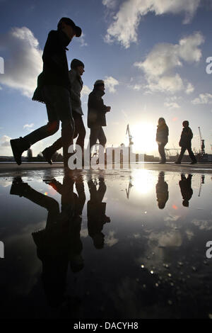 La gente a fare una passeggiata al porto prima di Natale e godere del clima soleggiato di Amburgo, Germania, 24 dicembre 2011. Foto: Bodo segna Foto Stock