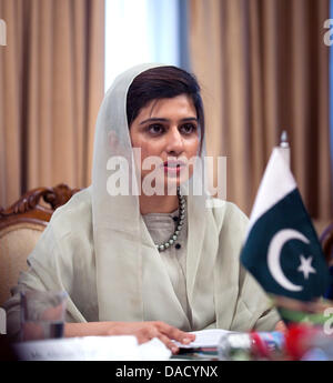 Ministro pakistano degli Esteri Hina Rabbani Khar è raffigurato presso il Ministero degli Affari esteri a Islamabad, Pakistan, 18 Nnovember 2011. Il tedesco Foreignn Ministro Westerwelle è su una visita di un giorno al Pakistan. Foto: Michael Kappeler Foto Stock