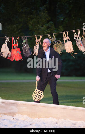 Mülheim-Ruhr, Germania. 10 Luglio, 2013. "Wer hat meine Schuhe vergraben?' con l'ensemble di Roberto Ciulli's Theater an der Ruhr durante la Weiße Nächte 2013 stagione, una serie di free open-air esibizioni presso Raffelbergpark a Mülheim an der Ruhr, Germania. Foto: bas/Alamy Live News Foto Stock