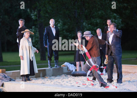 Mülheim-Ruhr, Germania. 10 Luglio, 2013. "Wer hat meine Schuhe vergraben?' con l'ensemble di Roberto Ciulli's Theater an der Ruhr durante la Weiße Nächte 2013 stagione, una serie di free open-air esibizioni presso Raffelbergpark a Mülheim an der Ruhr, Germania. Foto: bas/Alamy Live News Foto Stock