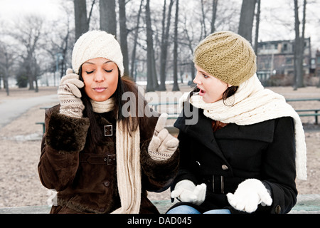 La donna sconvolta da un amico ignorando la sua con la telefonata Foto Stock