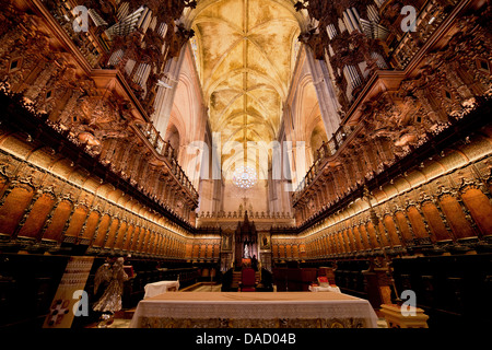 Interno della cattedrale di Siviglia, organo a canne, coro, volta gotica in Spagna, regione Andalusia. Foto Stock