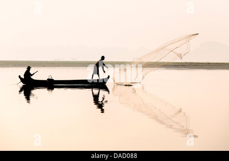 I pescatori sul lago Taungthaman in alba mist, colata net vicino a U Bein Bridge, Amarapura, vicino a Mandalay, Myanmar (Birmania), Asia Foto Stock