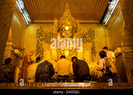 Il Myanmar è più famosa immagine del Buddha, 13ft alta e coperto di 6 pollici di puro foglia oro , Mahamuni Paya, Mandalay Myanmar Foto Stock