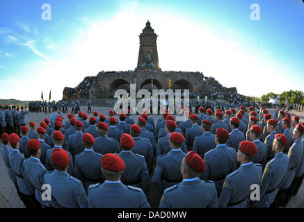 FILE - di fine anno review 2011 Un archivio foto datata 05 maggio 2011 Mostra soldati del German Federal Defence Force pronti a prestare giuramento davanti al monumento Kyffhaeuser vicino Steinthaleben, Germania. Queste assunzioni hanno mangiato i primi volontari dopo la sospensione del servizio militare obbligatorio. Foto: Martin Schutt Foto Stock