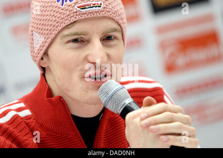 Sci tedesca il ponticello Severin Freund partecipa a una conferenza stampa presso l'inizio del sessantesimo Torneo delle quattro colline a Oberstdorf in Germania, 28 dicembre 2011. Foto: Daniel Karmann Foto Stock