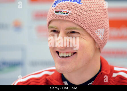 Sci tedesca il ponticello Severin Freund partecipa a una conferenza stampa presso l'inizio del sessantesimo Torneo delle quattro colline a Oberstdorf in Germania, 28 dicembre 2011. Foto: Daniel Karmann Foto Stock