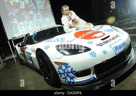 Ex tedesco ponticello sci Sven Hannawald pone con una vettura da gara del GT-Masters Series durante una conferenza stampa ha avviato il decimo anniversario del suo quattro-tempo vittoria al Torneo delle quattro colline nel 2001 a Oberstdorf in Germania, 28 dicembre 2011. Hannawald è il solo atleta, che ha vinto tutti e quattro i campionati del Torneo delle quattro colline e raggiunto un cosiddetto Grand Slam. Egli non è Foto Stock