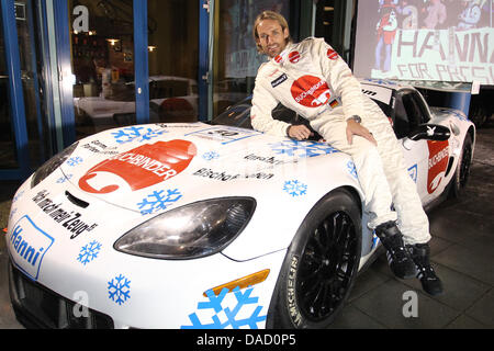 Ex tedesco ponticello sci Sven Hannawald pone con una vettura da gara del GT-Masters Series durante una conferenza stampa ha avviato il decimo anniversario del suo quattro-tempo vittoria al Torneo delle quattro colline nel 2001 a Oberstdorf in Germania, 28 dicembre 2011. Hannawald è il solo atleta, che ha vinto tutti e quattro i campionati del Torneo delle quattro colline e raggiunto un cosiddetto Grand Slam. Egli non è Foto Stock