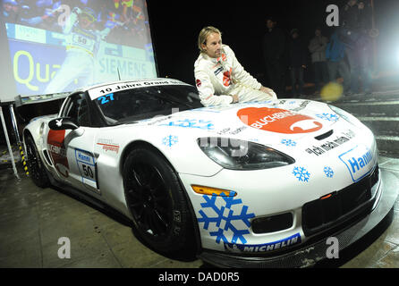 Ex tedesco ponticello sci Sven Hannawald pone con una vettura da gara del GT-Masters Series durante una conferenza stampa ha avviato il decimo anniversario del suo quattro-tempo vittoria al Torneo delle quattro colline nel 2001 a Oberstdorf in Germania, 28 dicembre 2011. Hannawald è il solo atleta, che ha vinto tutti e quattro i campionati del Torneo delle quattro colline e raggiunto un cosiddetto Grand Slam. Egli non è Foto Stock