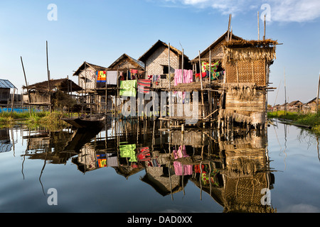 Case costruite su palafitte nel villaggio di Nampan sul bordo del Lago Inle, Myanmar (Birmania), Sud-est asiatico Foto Stock