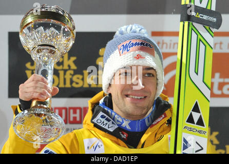 Sci austriaca il ponticello Andreas Kofler cheers dopo guadagnando il secondo posto al primo evento del sessantesimo quattro colli torneo a Obertsdorf, Germania, 30 dicembre 2011. Foto: Andreas Gebert Foto Stock