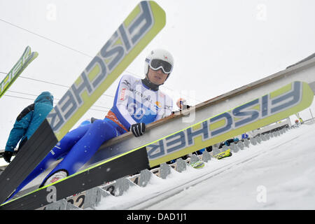 Giapponese ponticello sci Daiki Ito si prepara per un salto di formazione presso l'Olympia Ski-jump durante il sessantesimo quattro colli nel torneo di Garmisch-Partenkirchen, Germania, 31 dicembre 2011. Foto: ANDREAS GEBERT Foto Stock