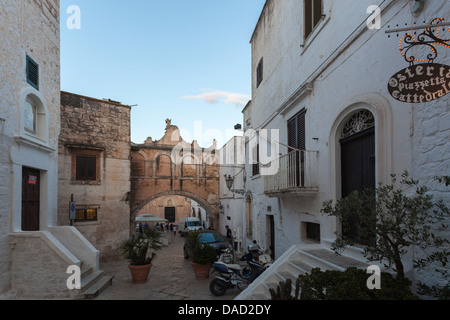 Città di collina Ostuni, Aapulia, Italia meridionale - centro storico medievale nel centro storico vicino alla cattedrale, alla sera Foto Stock